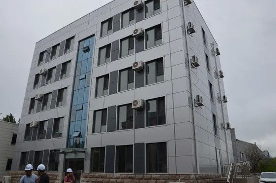 Niestandardowe wielopiętrowe budynki stalowe Prefabrykowane Q235 Preengineered Steel Building